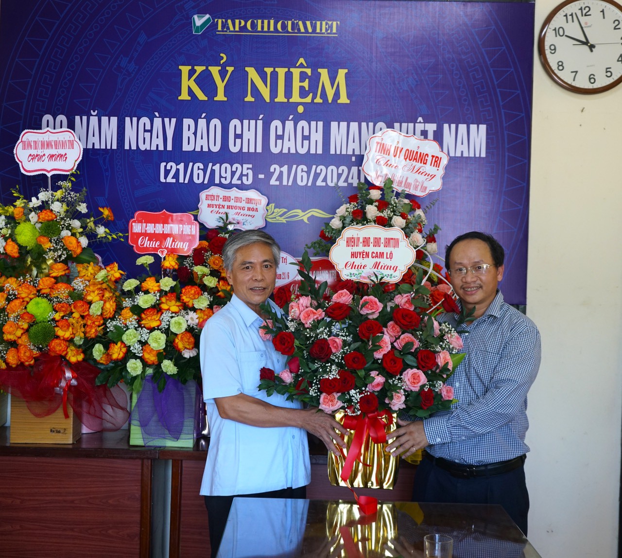 Huyện ủy-HĐND-UBND-UBMTTQVN huyện Cam Lộ tặng hoa ch&uacute;c mừng